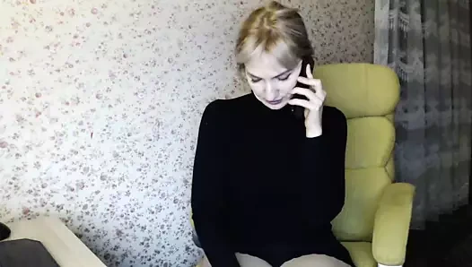 İnce bir kadın mahrem yerlerini gösterir.