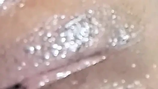 Boşalana kadar mastürbasyon yapıyorum, kendime dokunma şeklimi seviyorum