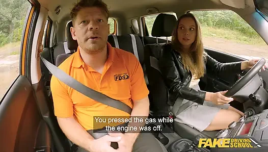 Sahte sürücü kursu - sarışın orta yaşlı seksi kadın Julia Parker arabada sakso çekiyor ve açık havada kaput üzerinde sikiliyor sansürsüz halka açık seks