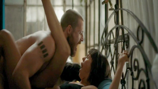 Nina dobrev siyah sutyen sevişiyor