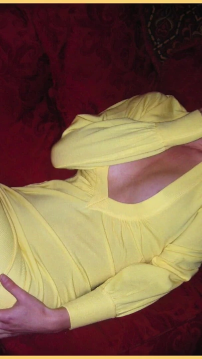 "Evli kadın bu ateşli sıkı sutyensiz sarı gömlekle harika görünüyor."