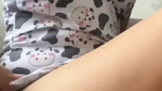 Eve meme uçlarım dik olarak geldi, beni okşuyor! Gerçek ev yapımı video