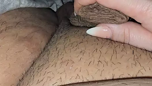 Sürtük kaltak üvey oğlunun yarağını utanmadan elle muameleye alıyor