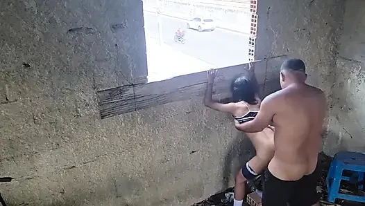 Genç kız sokağa bakmayı sever