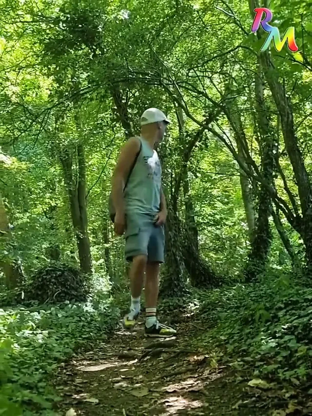 Otoyol Kavşağı yakınlarındaki ormanda seyir... Soyunmak için sessiz bir yer buldum