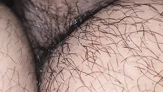 Sürtük hizmetçi eli üvey oğlunun yarağının üzerinde