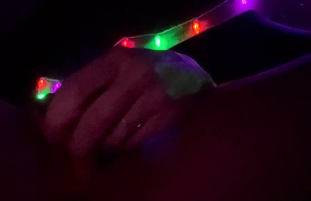 Alt kız pembe oyuncakla kendini tatmin ediyor