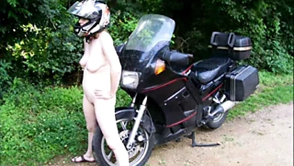 valie se touche sur la moto