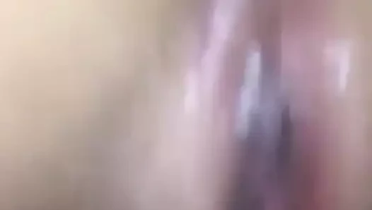 Boşalmak için sürtünüyor.