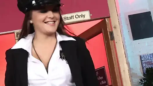 Ben Dover'ın otomobil şovu izleyicilerini tanıyor
