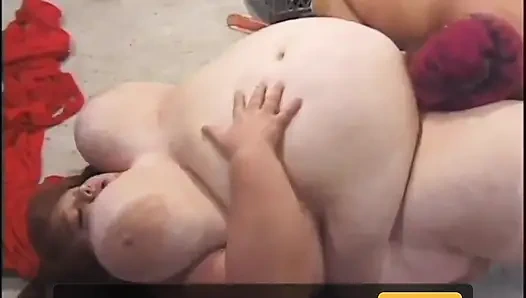 Büyük şişman lezbiyen üçlü grup seks amcık yalama dildoyla oynuyor