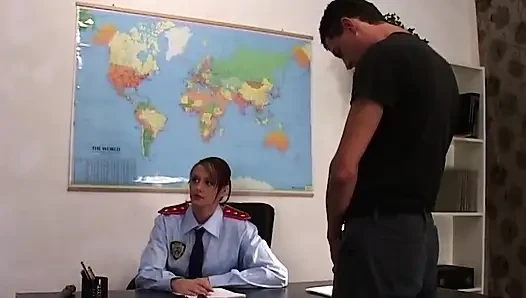 Die freche polizistin MILf schluckt sperma nach intensivem büro-hämmern
