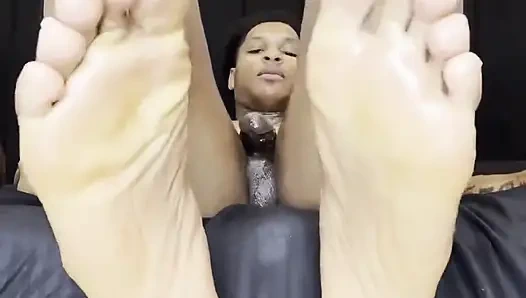 Ayakları yağlıyor ve boşalıyor