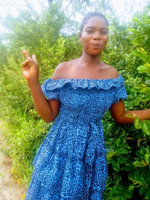 Vahşi meyvenin tadını çıkarıyor