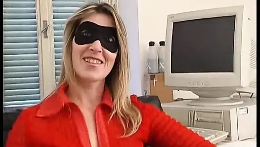 Maskeli amatör sürtük bacaklarını ve göğüslerini gösteriyor ve giderek daha ıslak