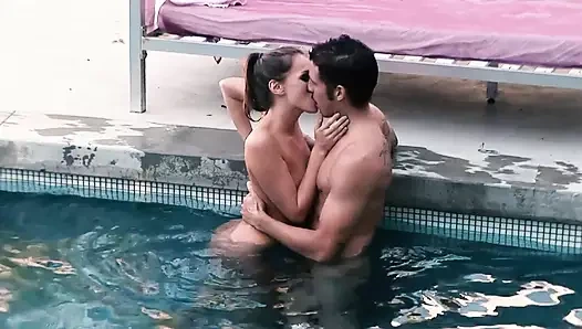 Tori Black büyük yaraklı sevgilisiyle havuz kenarında sikişiyor
