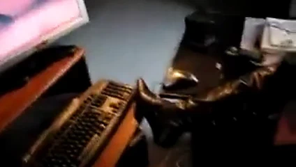 devant le clavier mme se touche