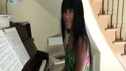 Siyah kıçıyla piyano çalıyor