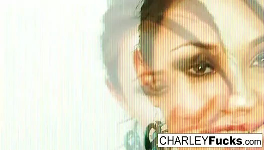 Charley kovalamak seksi kıyafetini çıkarır ve yayılır