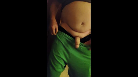 Baba yarağıyla oynuyor. Olgun adam otel odasında mastürbasyon yapıyor. Evli baba yalnızken azıyor