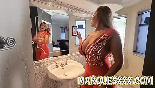 Ateşli esmerin götünü direk dansı üzerinde sikiyor