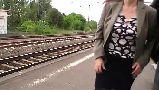 Olgun bir kadın adamın yarağını memnun ediyor