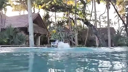 büyük memeler içinde havuz