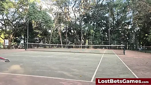 Rafaela ve Igor striptiz tenis maçını dışarıda yapıyor