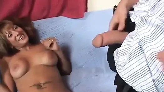 Büyük memeli güzel orta yaşlı seksi kadın inanılmaz cinsel hüsranı sergiliyor