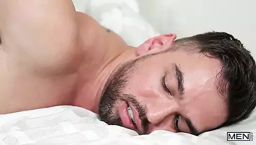 Erkekler - azgın şanslı Daniels Jason Maddox'un büyük yarağı tarafından tahrik ediliyor ve tadına bakmak zorunda