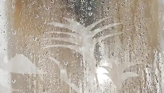 Ve iyi bir duş almak için bana eşlik edersen, ellerin kayıp