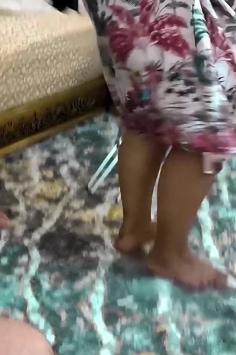 Arap evli kadın dans ediyor gavat koca karısının büyük götlü anal seksini izliyor