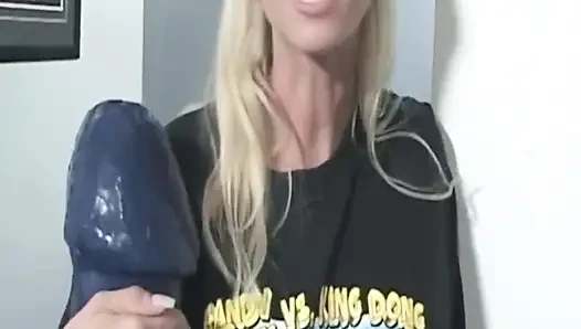 Olgun sarışın orta yaşlı seksi kadın yarak yalıyor ve döl paylaşıyor