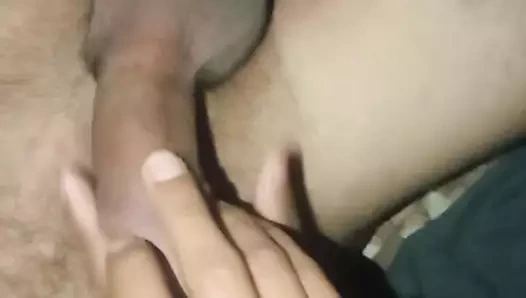 Evli kadın sikişmeden önce kocasının yarağıyla oynuyor 1