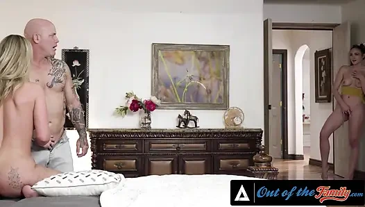 Ailenin dışında - everlyhaze üvey babası tarafından sikilirken yakalandı ve sonra vahşi üçlü seks için katılıyor