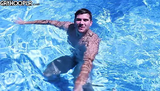 Clark Bates mastürbasyon yapıyor ve kesilmek istiyor