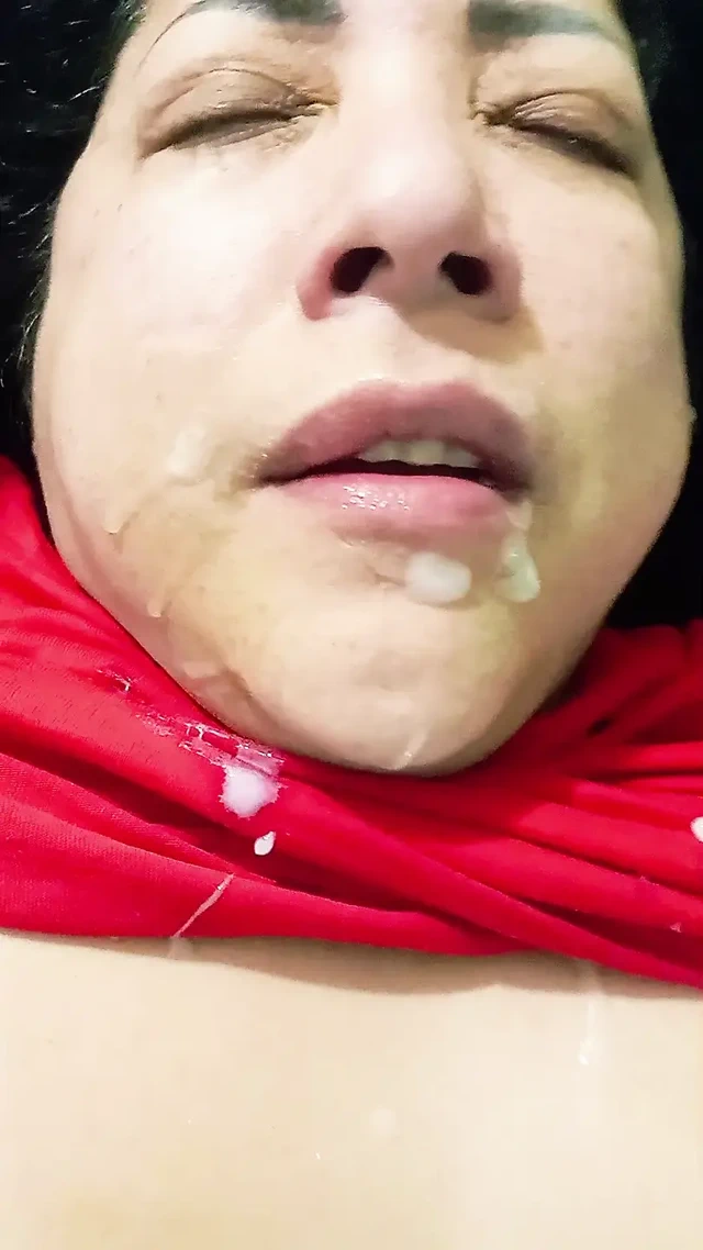 Üvey anneme ağzında yarağımla sürpriz yapıyorum ve dölümü yutuyor