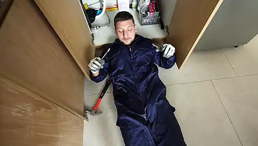 Çaresiz azgın kız parlak yağlanmış vücuduyla tesisatçıyı baştan çıkarıyor