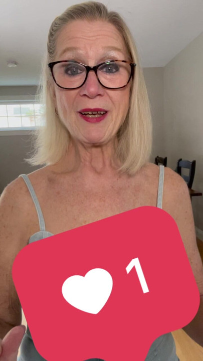 Büyük üvey danielle dubonnet kamerada bir fan için göğüslerini gösterir