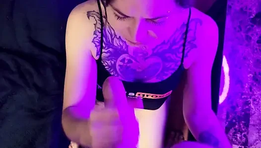 Babam bana şaplak atıyor ve dölle besleniyor. tatlı kız döl yutuyor