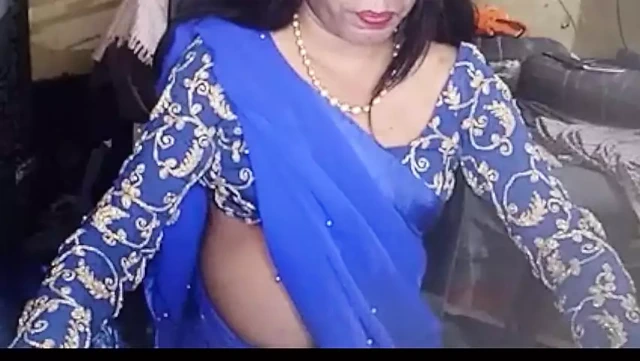 Mavi sari içinde Hintli travesti