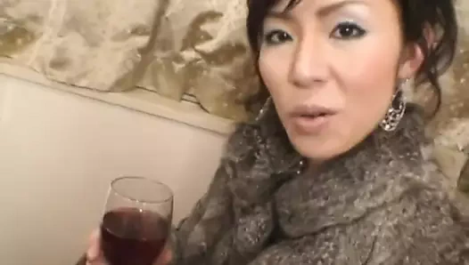 Busty Japon bebek berbat üzerinde horoz