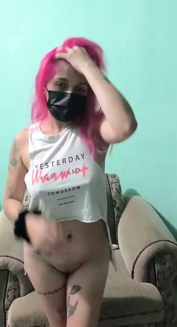 Yavaşça soyunurken dans etmeyi seviyorum, zengin pembe vajinamı güçlü ve lezzetli mastürbasyon yapıyorum ve göğüslerimle oynuyorum