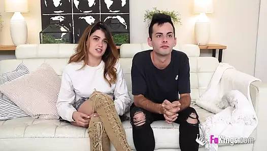 Masum esmer gavat erkek arkadaşı izlerken porno oyuncusu tarafından sikiliyor