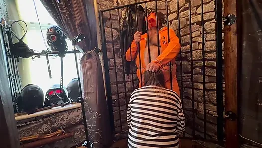 Bay swine yarak bir kadın mahkuma yarağını emdiriyor!