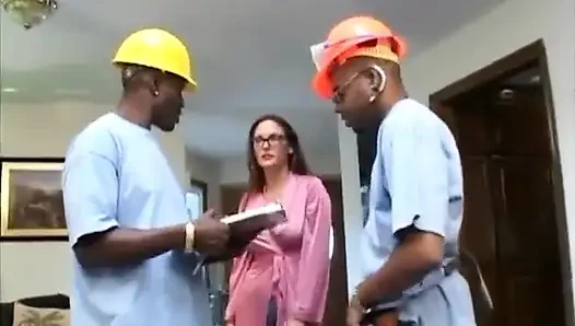 Vahşi beyaz bebek iki büyük siyah yarakla sikilmeyi seviyor