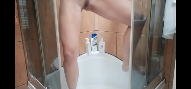 Dildoya biniyor ve duşta işiyor