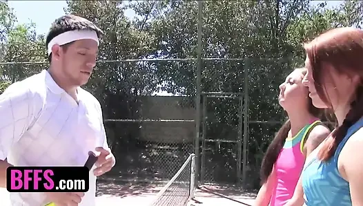 İki erkek arkadaş - azgın tenis koçu öğrencilerinin mini eteklerini kaldırıyor ve ıslak amcıklarını sahada sikiyor