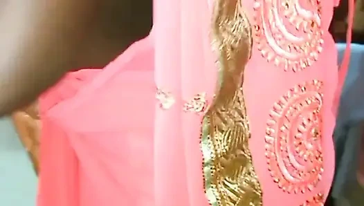 Dusky tamil evli kadın Renu'nun sarisi ve azgın boğa tarafından sert sikiliyor, gavat saatler! Indianhotwifex