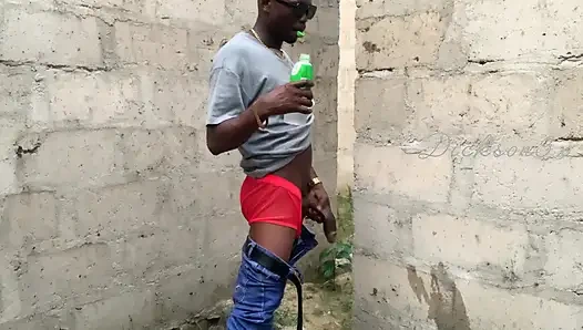 Büyük yarak onu duvara domaltıp yarım kalmış bir binada götünü sikerken slime bel otobüsünü parçalıyor